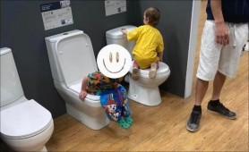 FOTO // Moment amuzant: Un băieţel de 4 ani şi-a făcut nevoile într-un WC expus în magazin. Ce pedeapsă a primit tatăl